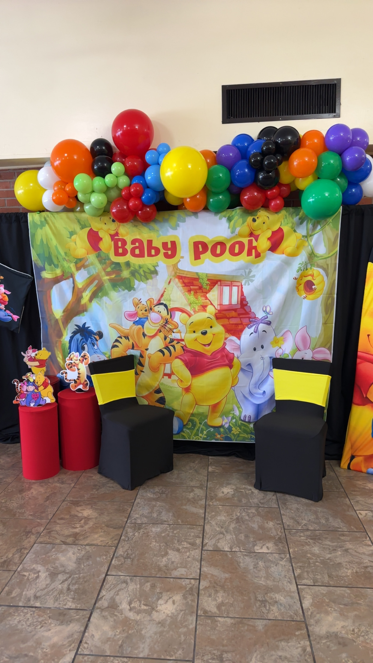 Baby Pooh balloon arch
