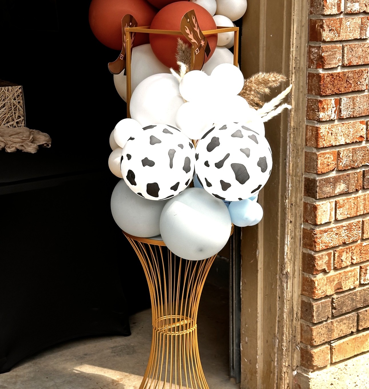 Cowboy balloon column detail